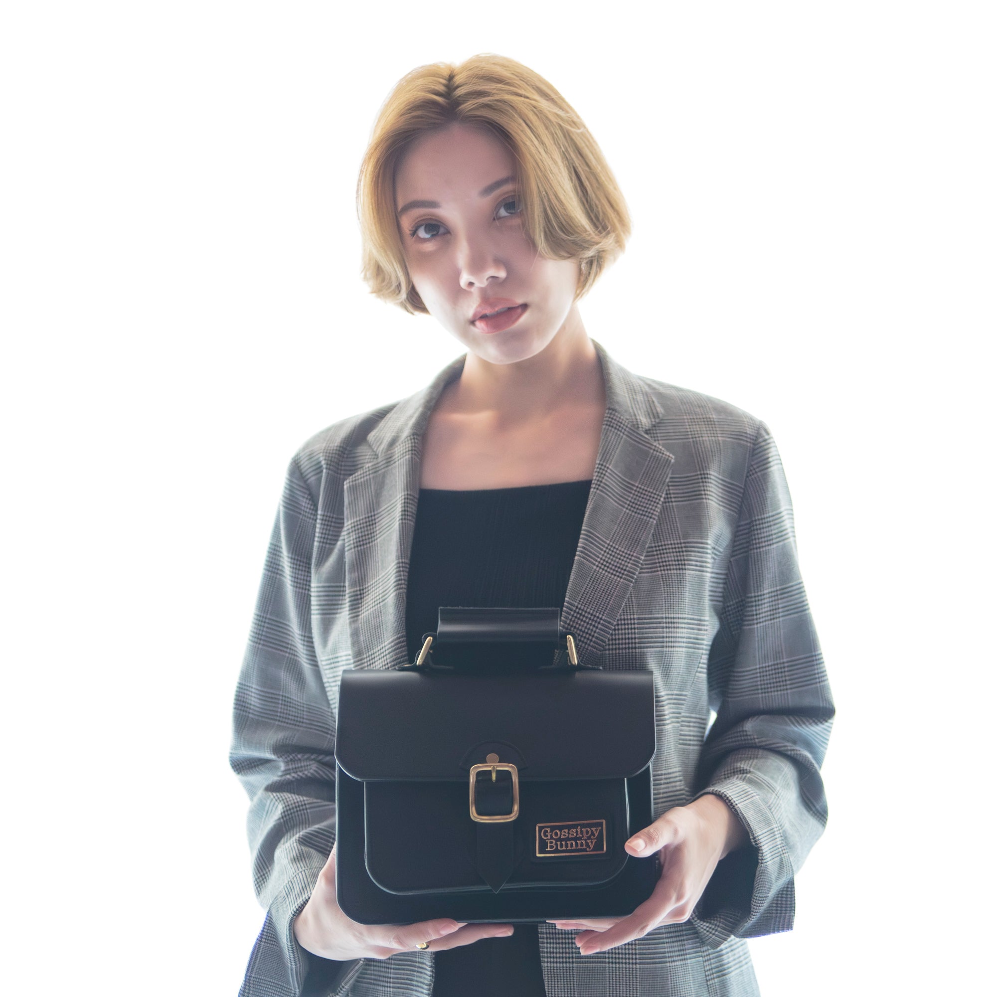 Roavan（ローバン）／RASWING（ラスウィング）／Gossipy Bunny（ゴシッピーバニー）のレザーバッグをモデルが実際に使用しているイメージ写真。日常の動きの中で、日本製ブランドの上質さと使う姿の美しさを表現したギャラリーカット。