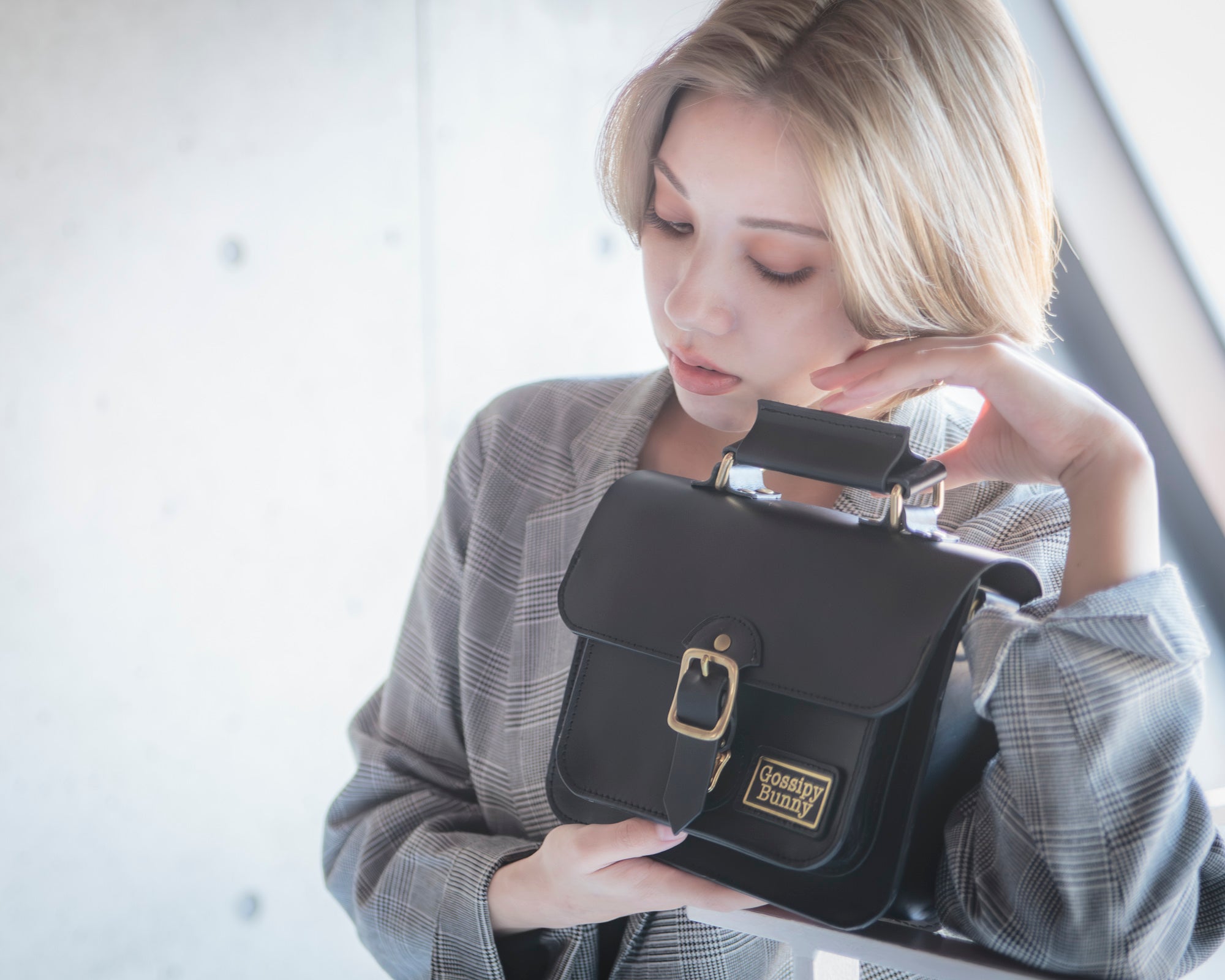 Roavan（ローバン）／RASWING（ラスウィング）／Gossipy Bunny（ゴシッピーバニー）のレザーバッグをモデルが実際に使用しているイメージ写真。日常の動きの中で、日本製ブランドの上質さと使う姿の美しさを表現したギャラリーカット。