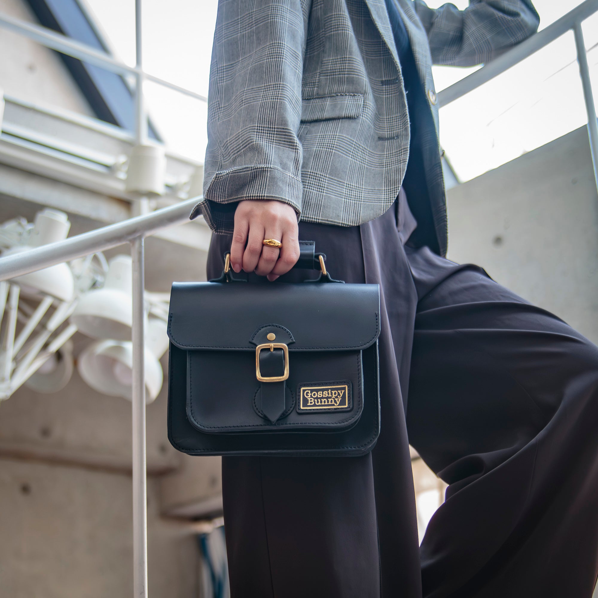 Roavan（ローバン）／RASWING（ラスウィング）／Gossipy Bunny（ゴシッピーバニー）のレザーバッグをモデルが実際に使用しているイメージ写真。日常の動きの中で、日本製ブランドの上質さと使う姿の美しさを表現したギャラリーカット。