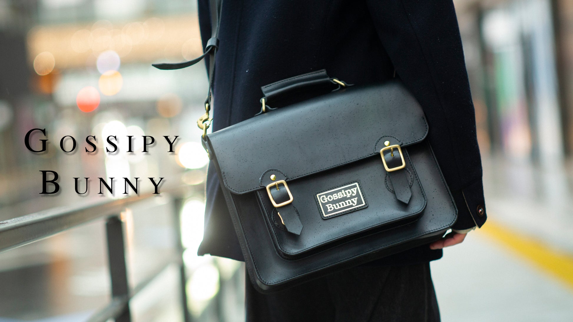 ROAVAN（ローバン）の Gossipy Bunny（ゴシッピーバニー）ブランドライン。黒レザーとゴールドの真鍮パーツを組み合わせた Hex Code（ヘックスコード）バッグ。無骨さと遊び心を融合したデザインで、日常に上質さを添える日本製レザーバッグの象徴的なイメージ。