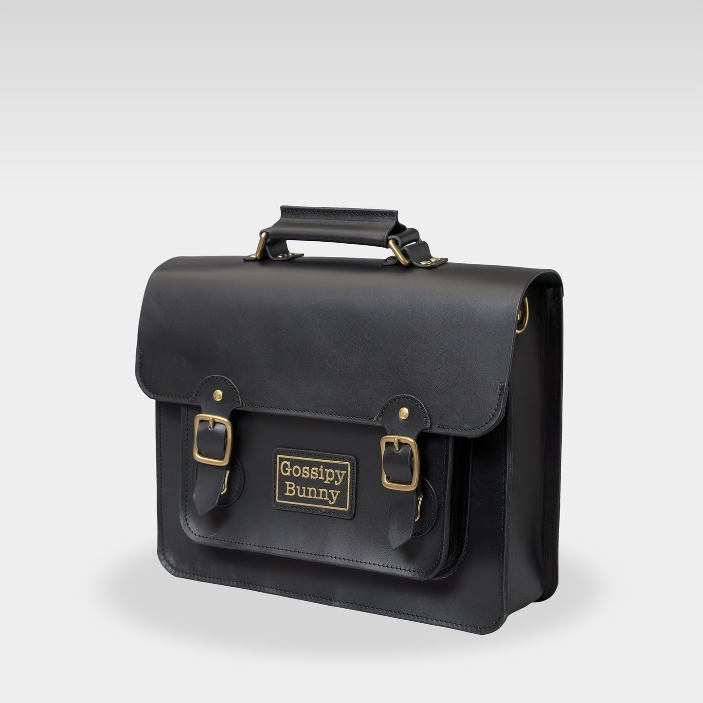 Roavan（ローバン） Gossipy Bunny（ゴシッピーバニー） HEX CODE（ヘックスコード） 本革レザーリュック。英国風クラシックとデジタル感性を融合したデザイン。A4収納対応、堅牢な日本製ブラックレザーと真鍮パーツを使用。使い込むほどに艶が増すエイジングが楽しめるレザーバッグ。