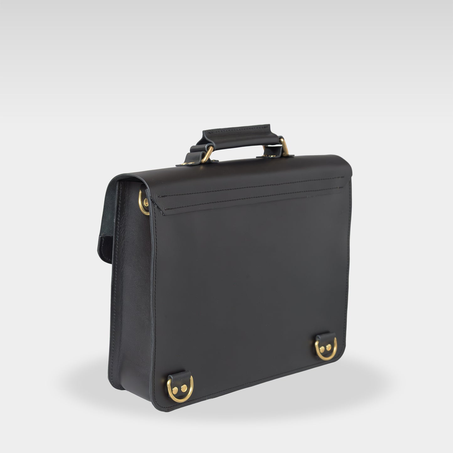 Roavan（ローバン） Gossipy Bunny（ゴシッピーバニー） HEX CODE（ヘックスコード） 本革レザーリュック。英国風クラシックとデジタル感性を融合したデザイン。A4収納対応、堅牢な日本製ブラックレザーと真鍮パーツを使用。使い込むほどに艶が増すエイジングが楽しめるレザーバッグ。