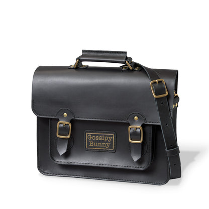 Roavan（ローバン） Gossipy Bunny（ゴシッピーバニー） HEX CODE（ヘックスコード） 本革サッチェルバッグ。クラシックな英国風デザインに、デジタル時代を象徴するモダンな感性を融合。ブラックレザーと真鍮パーツが輝く、通勤・通学・日常使いに適した日本製レザーバッグ。