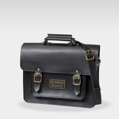 Roavan（ローバン） Gossipy Bunny（ゴシッピーバニー） HEX CODE（ヘックスコード） 本革サッチェルバッグ。クラシックな英国風デザインに、デジタル時代を象徴するモダンな感性を融合。ブラックレザーと真鍮パーツが輝く、通勤・通学・日常使いに適した日本製レザーバッグ。