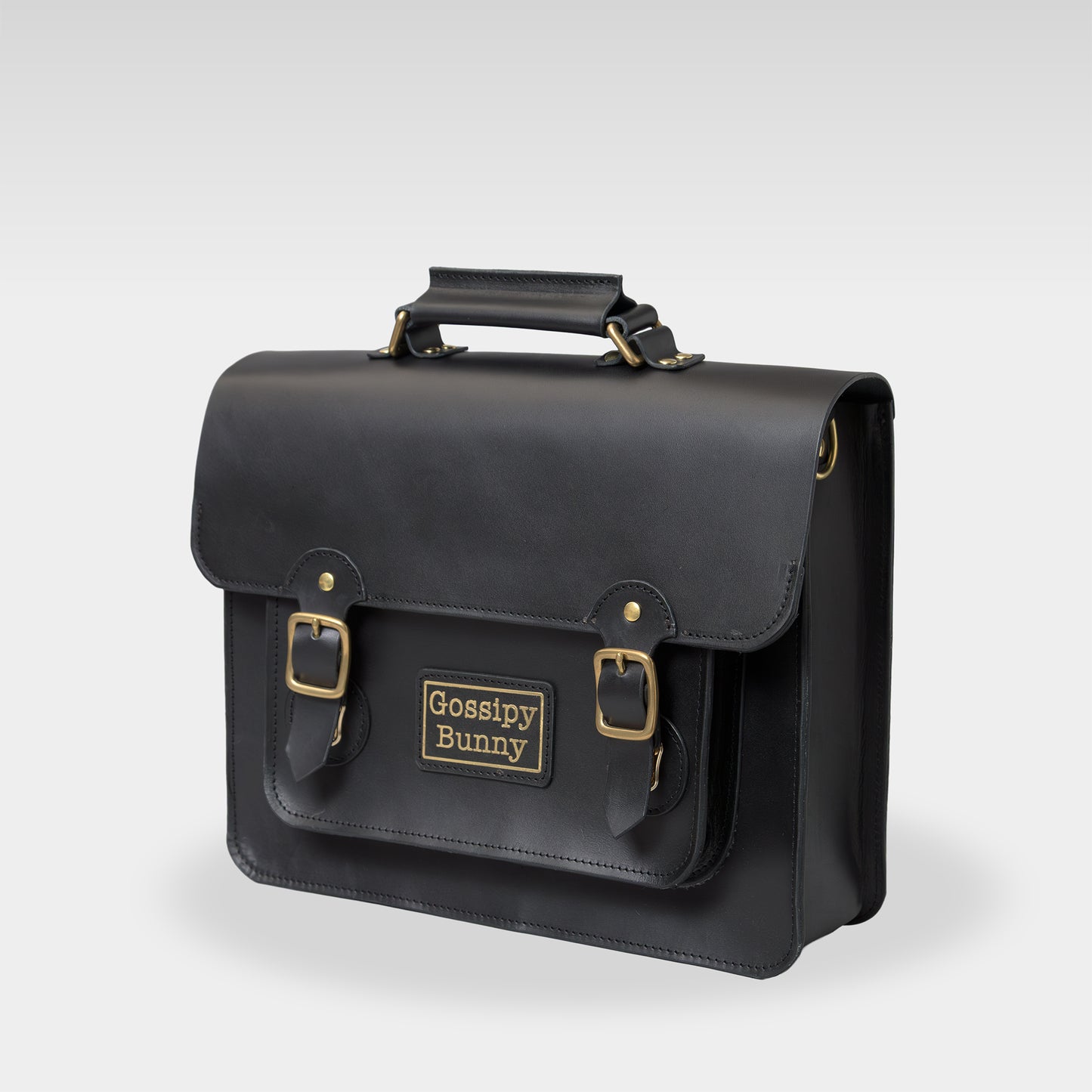 Roavan（ローバン） Gossipy Bunny（ゴシッピーバニー） HEX CODE（ヘックスコード） 本革サッチェルバッグ。クラシックな英国風デザインに、デジタル時代を象徴するモダンな感性を融合。ブラックレザーと真鍮パーツが輝く、通勤・通学・日常使いに適した日本製レザーバッグ。