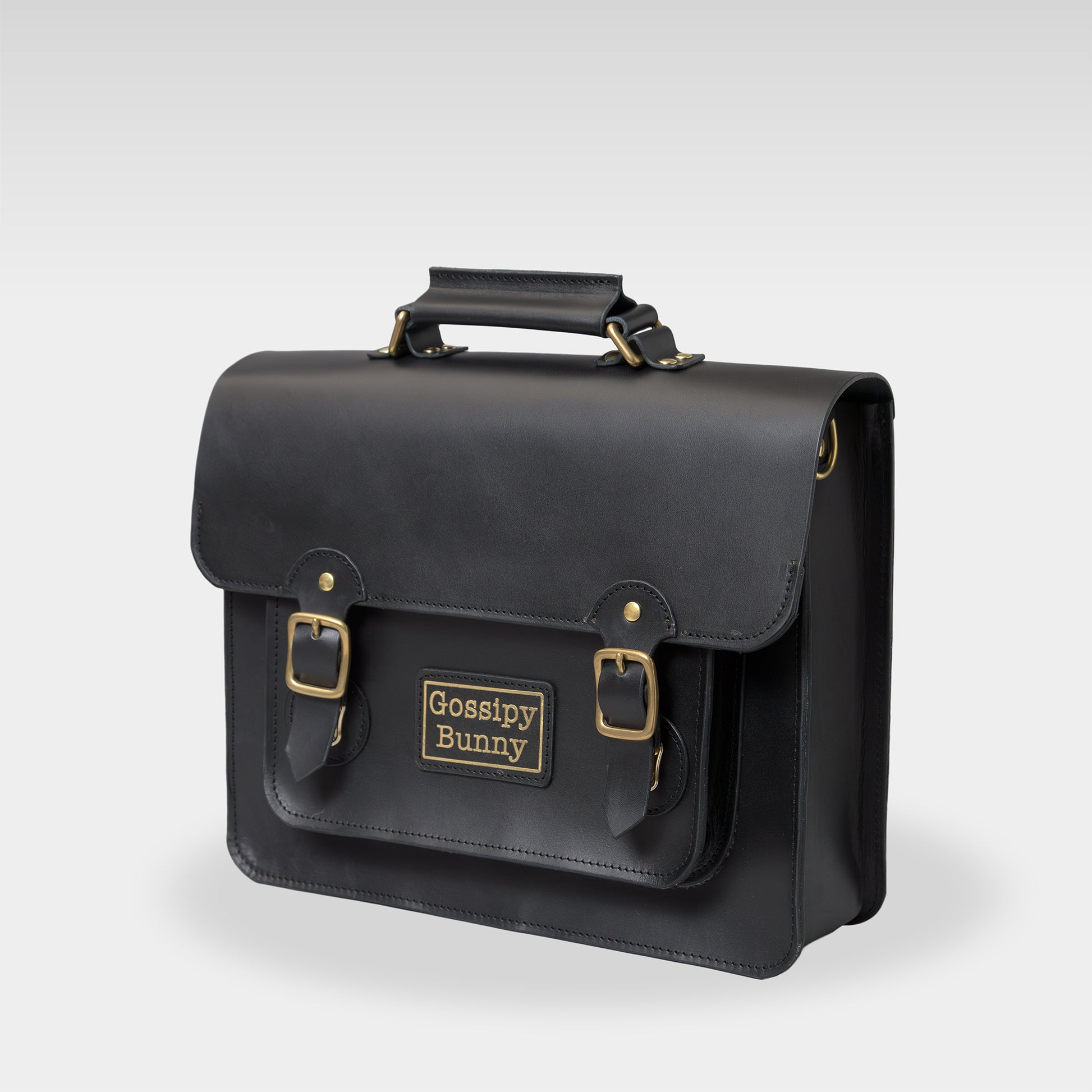 Roavan（ローバン） Gossipy Bunny（ゴシッピーバニー） HEX CODE（ヘックスコード） 本革サッチェルバッグ。クラシックな英国風デザインに、デジタル時代を象徴するモダンな感性を融合。ブラックレザーと真鍮パーツが輝く、通勤・通学・日常使いに適した日本製レザーバッグ。
