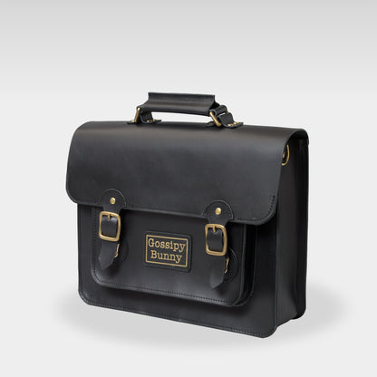 Roavan（ローバン） Gossipy Bunny（ゴシッピーバニー） HEX CODE（ヘックスコード） 本革サッチェルバッグ。クラシックな英国風デザインに、デジタル時代を象徴するモダンな感性を融合。ブラックレザーと真鍮パーツが輝く、通勤・通学・日常使いに適した日本製レザーバッグ。