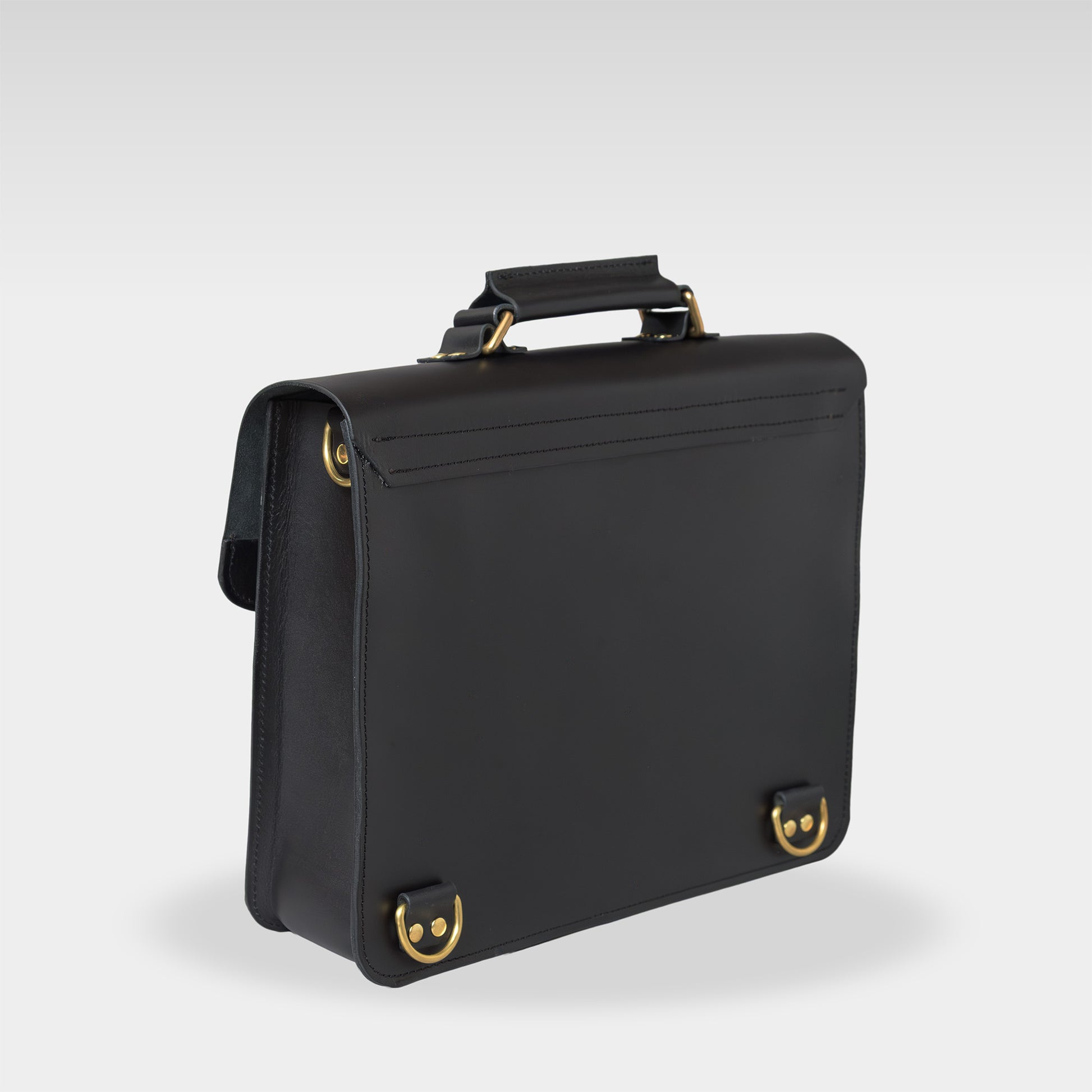 Roavan（ローバン） Gossipy Bunny（ゴシッピーバニー） HEX CODE（ヘックスコード） 本革サッチェルバッグ。クラシックな英国風デザインに、デジタル時代を象徴するモダンな感性を融合。ブラックレザーと真鍮パーツが輝く、通勤・通学・日常使いに適した日本製レザーバッグ。