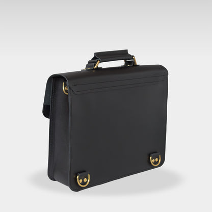 Roavan（ローバン） Gossipy Bunny（ゴシッピーバニー） HEX CODE（ヘックスコード） 本革サッチェルバッグ。クラシックな英国風デザインに、デジタル時代を象徴するモダンな感性を融合。ブラックレザーと真鍮パーツが輝く、通勤・通学・日常使いに適した日本製レザーバッグ。