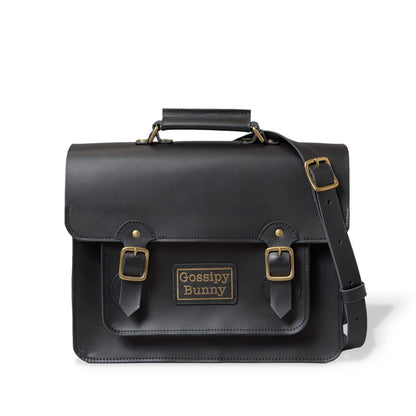 Roavan（ローバン） Gossipy Bunny（ゴシッピーバニー） HEX CODE（ヘックスコード） 本革サッチェルバッグ。クラシックな英国風デザインに、デジタル時代を象徴するモダンな感性を融合。ブラックレザーと真鍮パーツが輝く、通勤・通学・日常使いに適した日本製レザーバッグ。