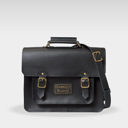 Roavan（ローバン） Gossipy Bunny（ゴシッピーバニー） HEX CODE（ヘックスコード） 本革サッチェルバッグ。クラシックな英国風デザインに、デジタル時代を象徴するモダンな感性を融合。ブラックレザーと真鍮パーツが輝く、通勤・通学・日常使いに適した日本製レザーバッグ。