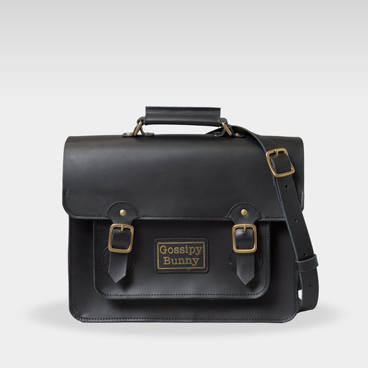 Roavan（ローバン） Gossipy Bunny（ゴシッピーバニー） HEX CODE（ヘックスコード） 本革サッチェルバッグ。クラシックな英国風デザインに、デジタル時代を象徴するモダンな感性を融合。ブラックレザーと真鍮パーツが輝く、通勤・通学・日常使いに適した日本製レザーバッグ。