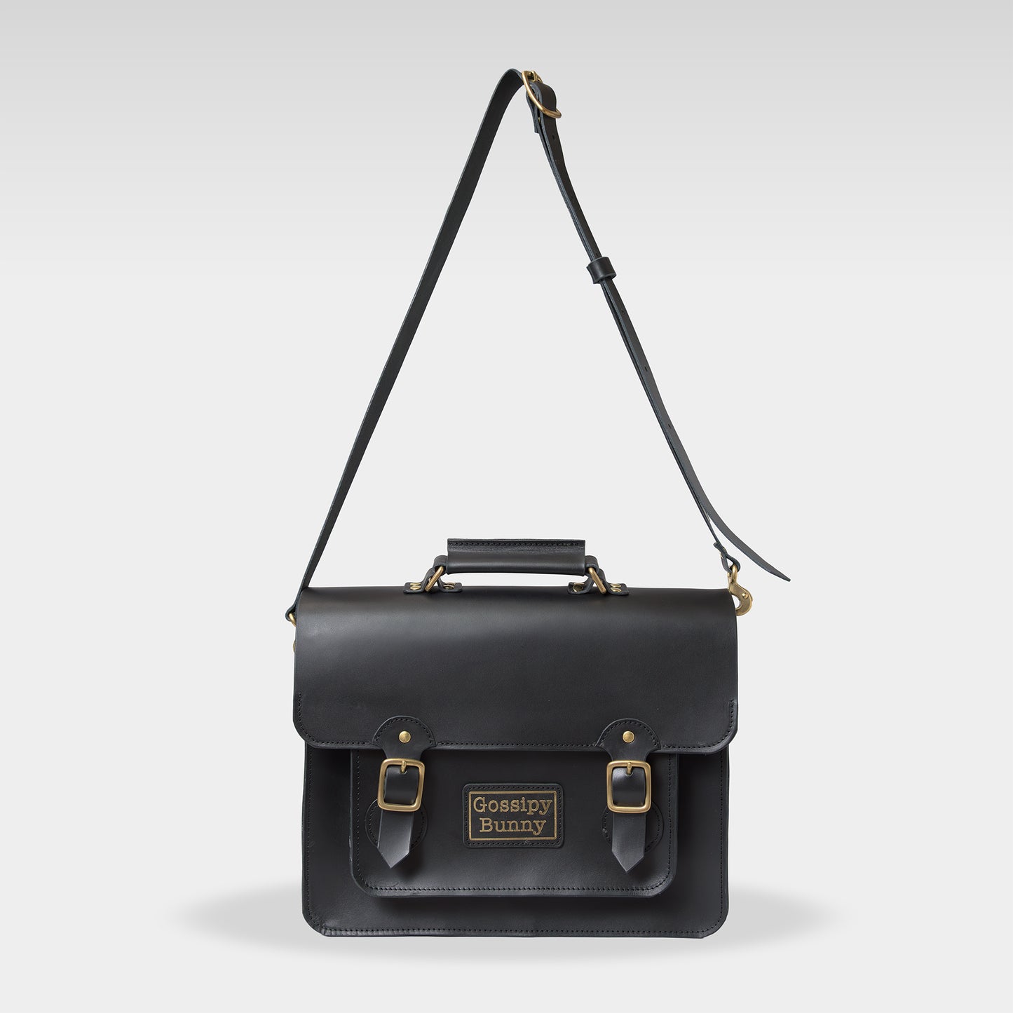 Roavan（ローバン） Gossipy Bunny（ゴシッピーバニー） HEX CODE（ヘックスコード） 本革サッチェルバッグ。クラシックな英国風デザインに、デジタル時代を象徴するモダンな感性を融合。ブラックレザーと真鍮パーツが輝く、通勤・通学・日常使いに適した日本製レザーバッグ。