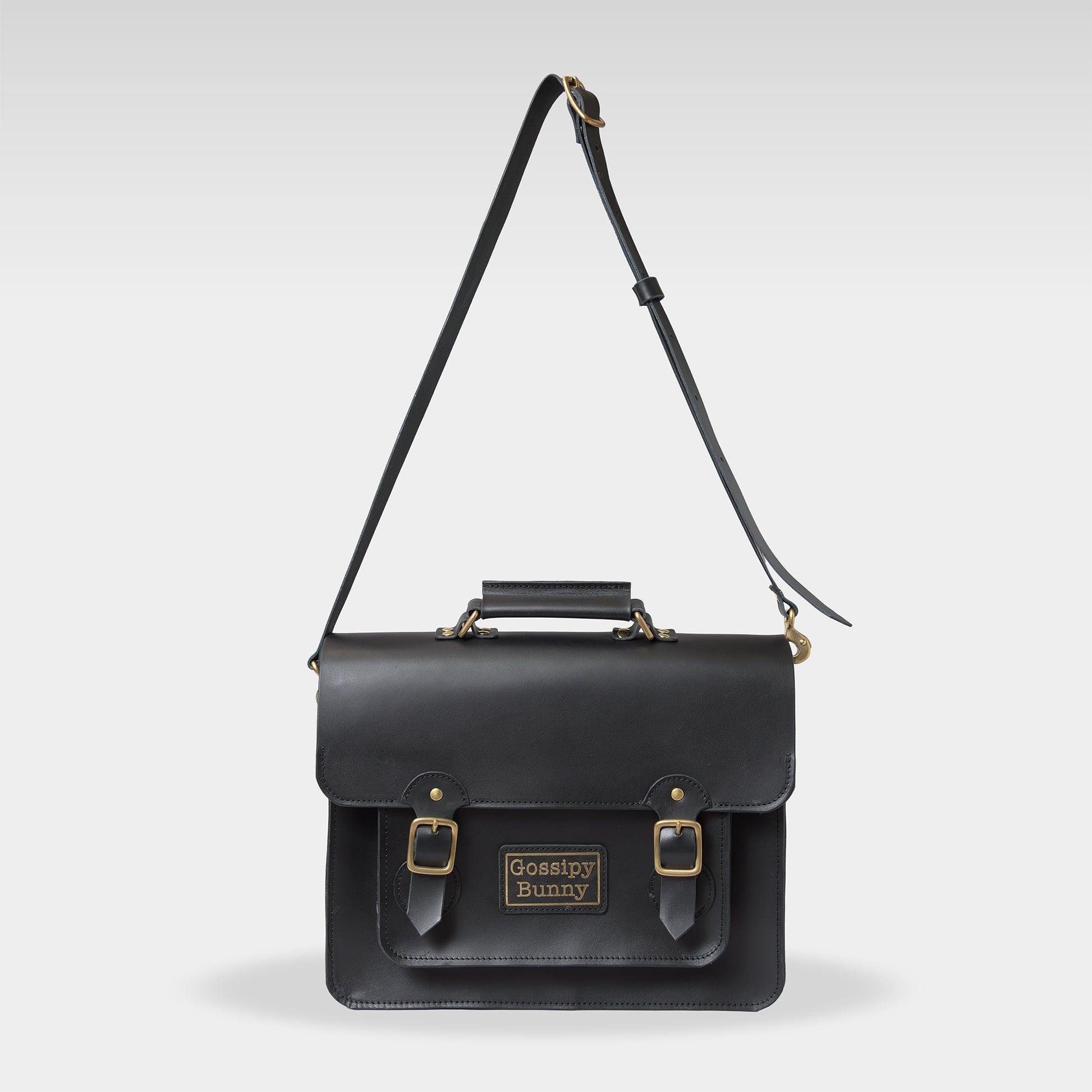 Roavan（ローバン） Gossipy Bunny（ゴシッピーバニー） HEX CODE（ヘックスコード） 本革サッチェルバッグ。クラシックな英国風デザインに、デジタル時代を象徴するモダンな感性を融合。ブラックレザーと真鍮パーツが輝く、通勤・通学・日常使いに適した日本製レザーバッグ。