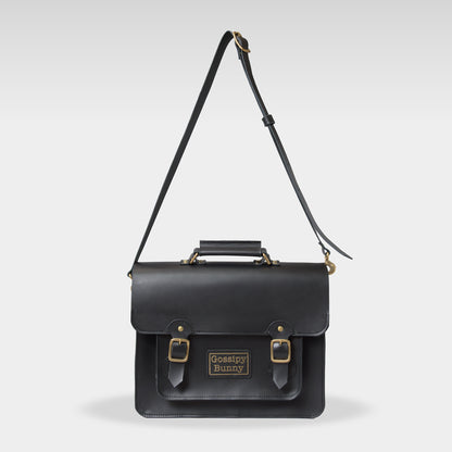 Roavan（ローバン） Gossipy Bunny（ゴシッピーバニー） HEX CODE（ヘックスコード） 本革サッチェルバッグ。クラシックな英国風デザインに、デジタル時代を象徴するモダンな感性を融合。ブラックレザーと真鍮パーツが輝く、通勤・通学・日常使いに適した日本製レザーバッグ。