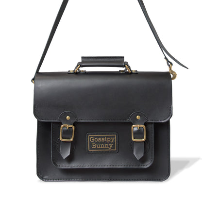 Roavan（ローバン） Gossipy Bunny（ゴシッピーバニー） HEX CODE（ヘックスコード） 本革サッチェルバッグ。クラシックな英国風デザインに、デジタル時代を象徴するモダンな感性を融合。ブラックレザーと真鍮パーツが輝く、通勤・通学・日常使いに適した日本製レザーバッグ。