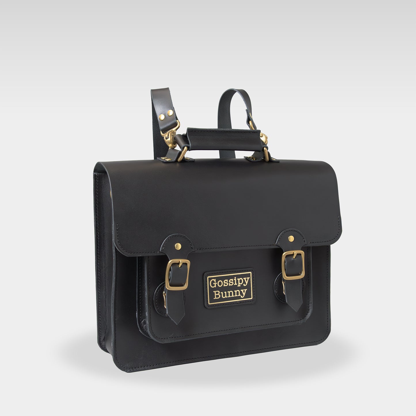 Roavan（ローバン） Gossipy Bunny（ゴシッピーバニー） HEX CODE（ヘックスコード） 本革レザーリュック。英国風クラシックとデジタル感性を融合したデザイン。A4収納対応、堅牢な日本製ブラックレザーと真鍮パーツを使用。使い込むほどに艶が増すエイジングが楽しめるレザーバッグ。