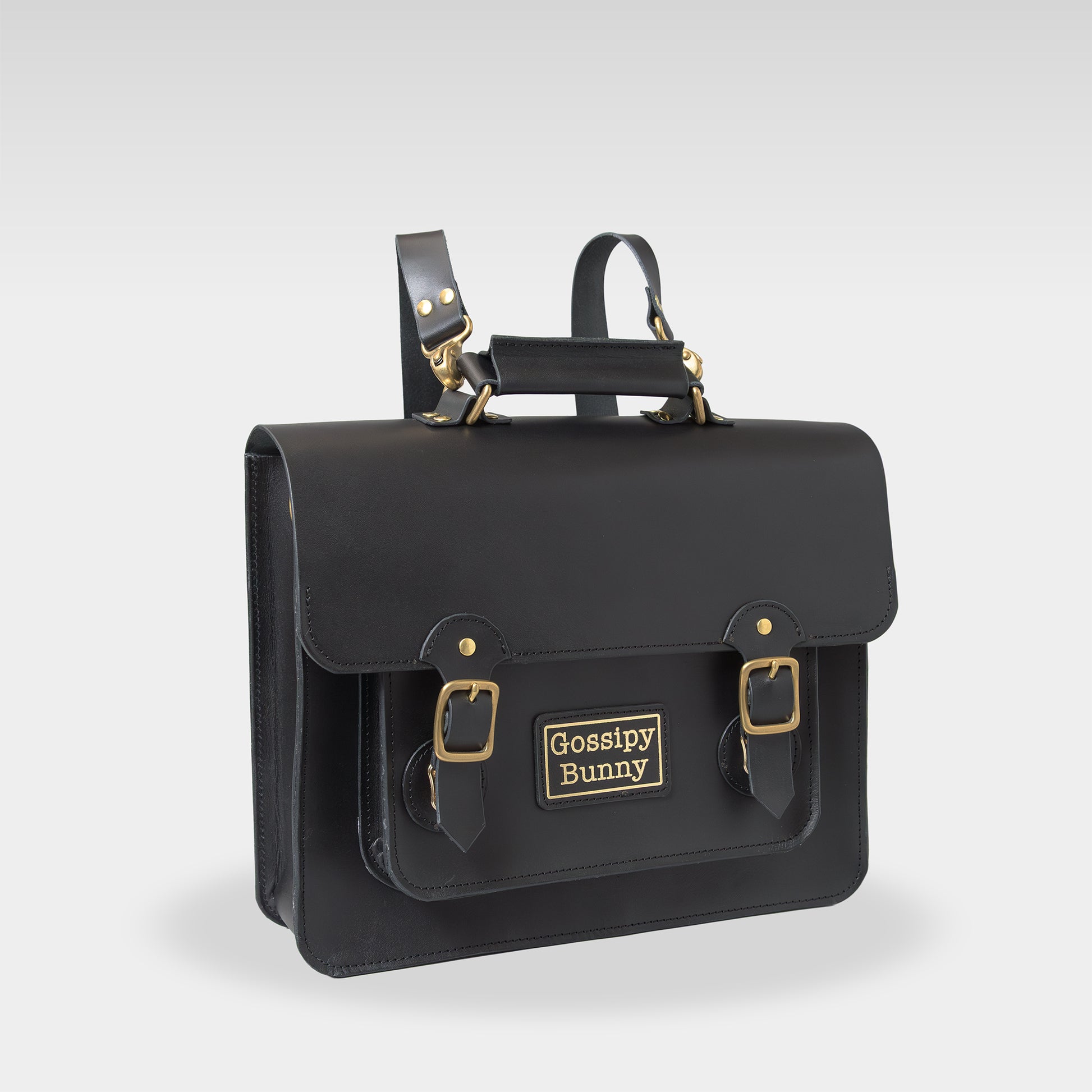 Roavan（ローバン） Gossipy Bunny（ゴシッピーバニー） HEX CODE（ヘックスコード） 本革レザーリュック。英国風クラシックとデジタル感性を融合したデザイン。A4収納対応、堅牢な日本製ブラックレザーと真鍮パーツを使用。使い込むほどに艶が増すエイジングが楽しめるレザーバッグ。