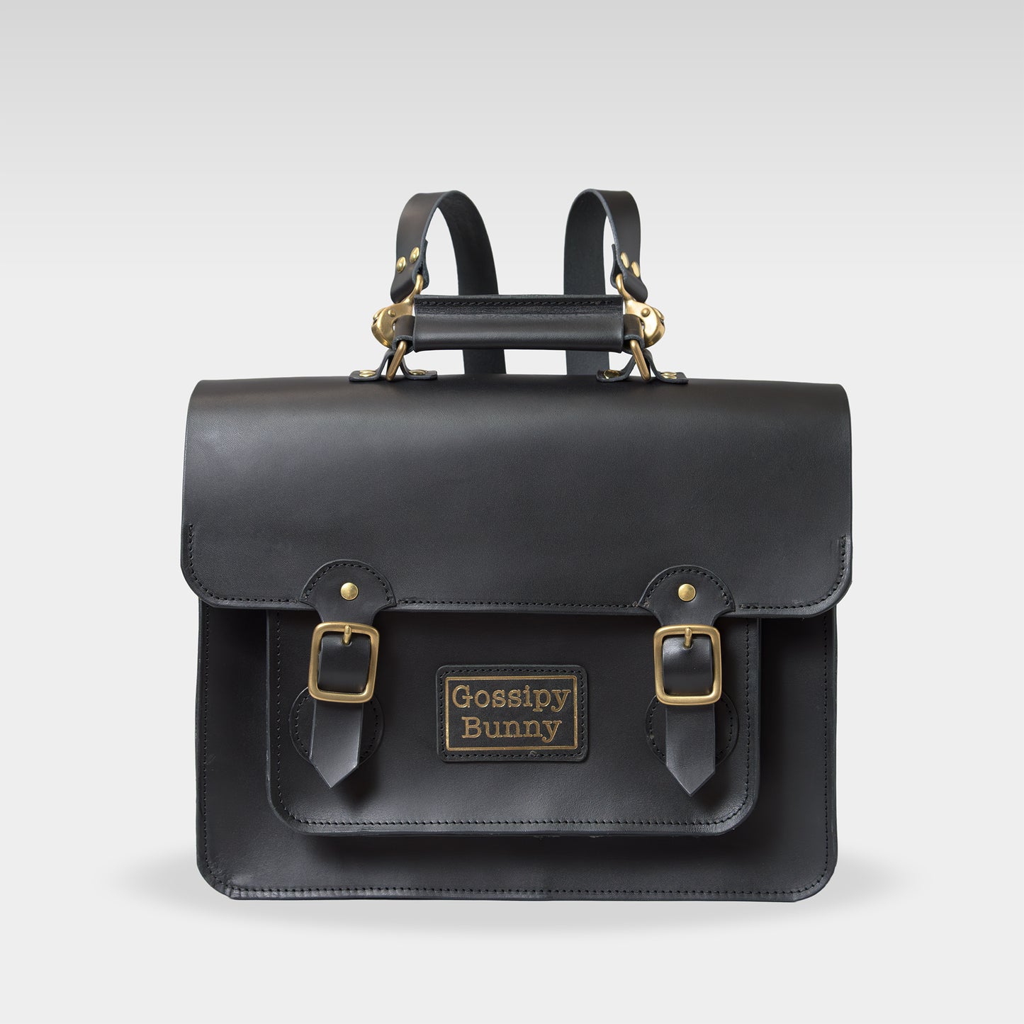 Roavan（ローバン） Gossipy Bunny（ゴシッピーバニー） HEX CODE（ヘックスコード） 本革レザーリュック。英国風クラシックとデジタル感性を融合したデザイン。A4収納対応、堅牢な日本製ブラックレザーと真鍮パーツを使用。使い込むほどに艶が増すエイジングが楽しめるレザーバッグ。