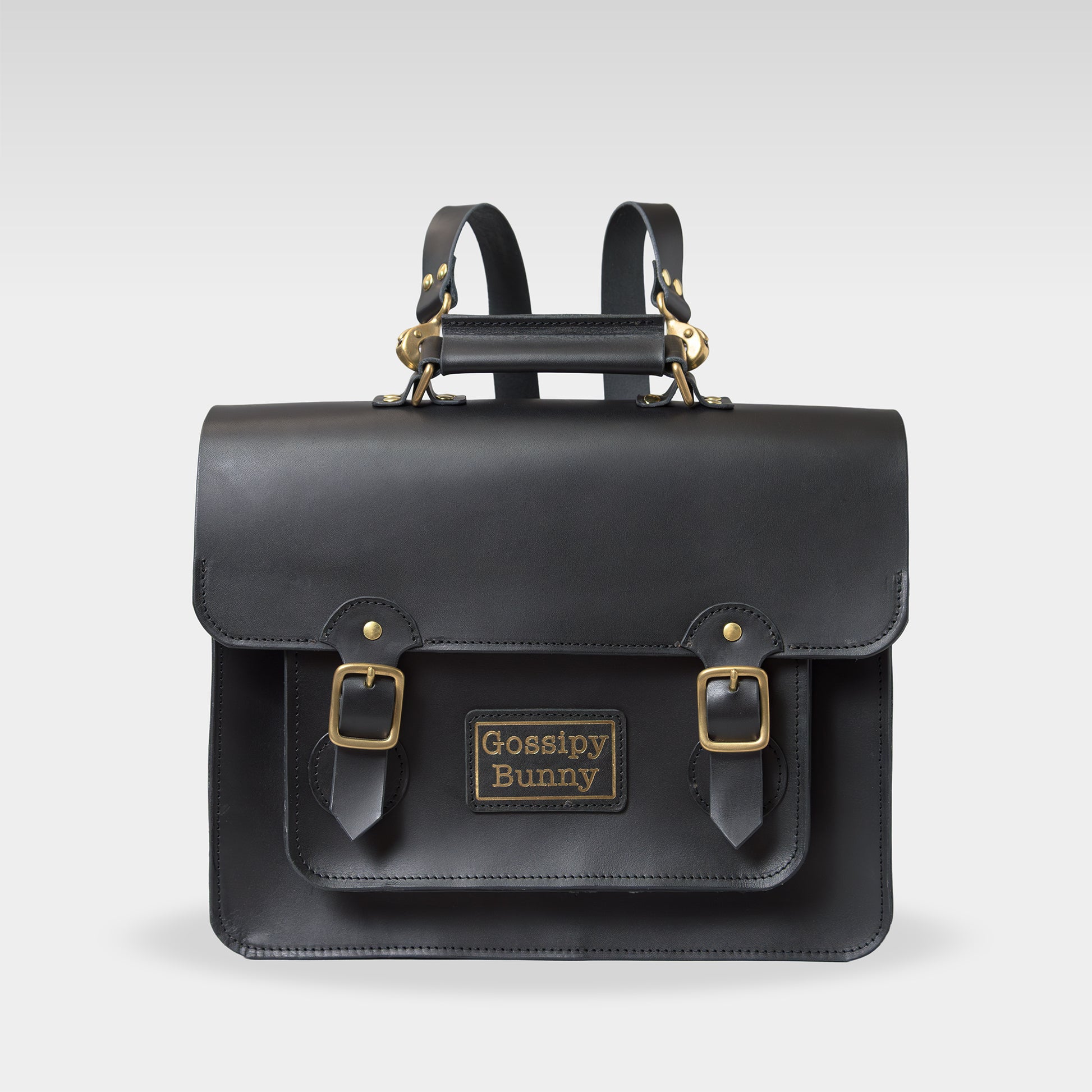 Roavan（ローバン） Gossipy Bunny（ゴシッピーバニー） HEX CODE（ヘックスコード） 本革レザーリュック。英国風クラシックとデジタル感性を融合したデザイン。A4収納対応、堅牢な日本製ブラックレザーと真鍮パーツを使用。使い込むほどに艶が増すエイジングが楽しめるレザーバッグ。