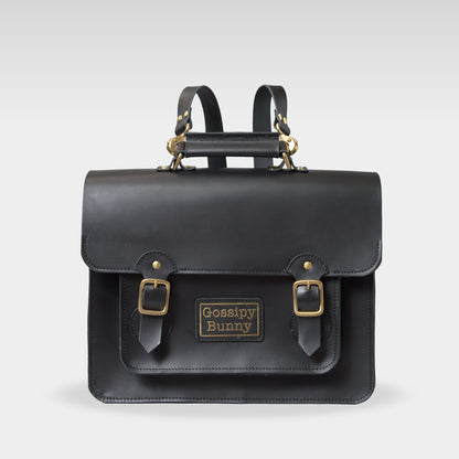 Roavan（ローバン） Gossipy Bunny（ゴシッピーバニー） HEX CODE（ヘックスコード） 本革レザーリュック。英国風クラシックとデジタル感性を融合したデザイン。A4収納対応、堅牢な日本製ブラックレザーと真鍮パーツを使用。使い込むほどに艶が増すエイジングが楽しめるレザーバッグ。