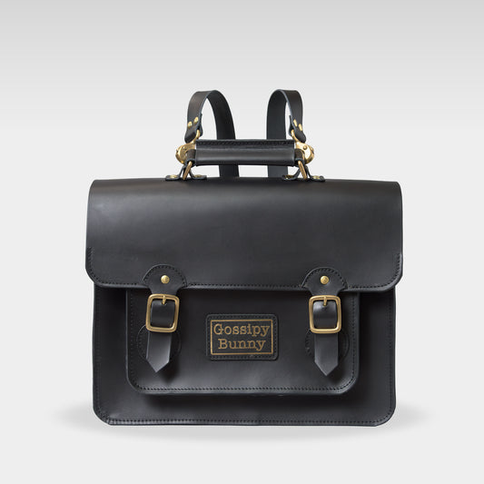 Roavan（ローバン） Gossipy Bunny（ゴシッピーバニー） HEX CODE（ヘックスコード） 本革レザーリュック。英国風クラシックとデジタル感性を融合したデザイン。A4収納対応、堅牢な日本製ブラックレザーと真鍮パーツを使用。使い込むほどに艶が増すエイジングが楽しめるレザーバッグ。