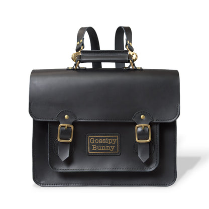 Roavan（ローバン） Gossipy Bunny（ゴシッピーバニー） HEX CODE（ヘックスコード） 本革レザーリュック。英国風クラシックとデジタル感性を融合したデザイン。A4収納対応、堅牢な日本製ブラックレザーと真鍮パーツを使用。使い込むほどに艶が増すエイジングが楽しめるレザーバッグ。