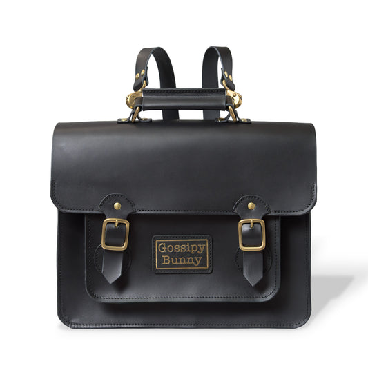 Roavan（ローバン） Gossipy Bunny（ゴシッピーバニー） HEX CODE（ヘックスコード） 本革レザーリュック。英国風クラシックとデジタル感性を融合したデザイン。A4収納対応、堅牢な日本製ブラックレザーと真鍮パーツを使用。使い込むほどに艶が増すエイジングが楽しめるレザーバッグ。