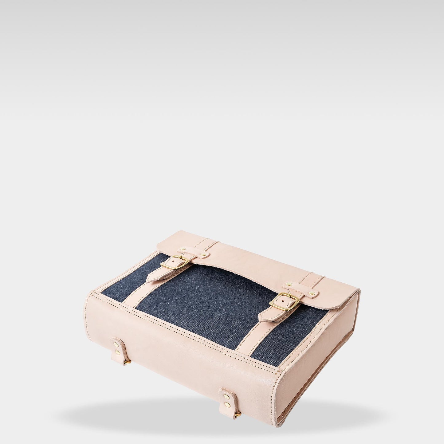 Roavan（ローバン） RASWING（ラスウィング） Horvia（ホルヴィア） 横型バックパック。栃木レザーと倉敷デニムを組み合わせた日本製レザーバッグ。A4サイズ対応で通勤やお出かけに最適。使うほどに艶を増し、革とデニムが育つ横型デザイン。