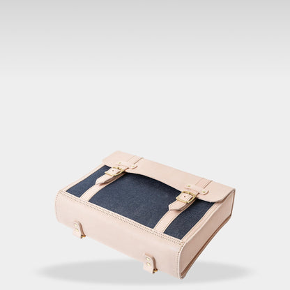 Roavan（ローバン） RASWING（ラスウィング） Horvia（ホルヴィア） 横型バックパック。栃木レザーと倉敷デニムを組み合わせた日本製レザーバッグ。A4サイズ対応で通勤やお出かけに最適。使うほどに艶を増し、革とデニムが育つ横型デザイン。