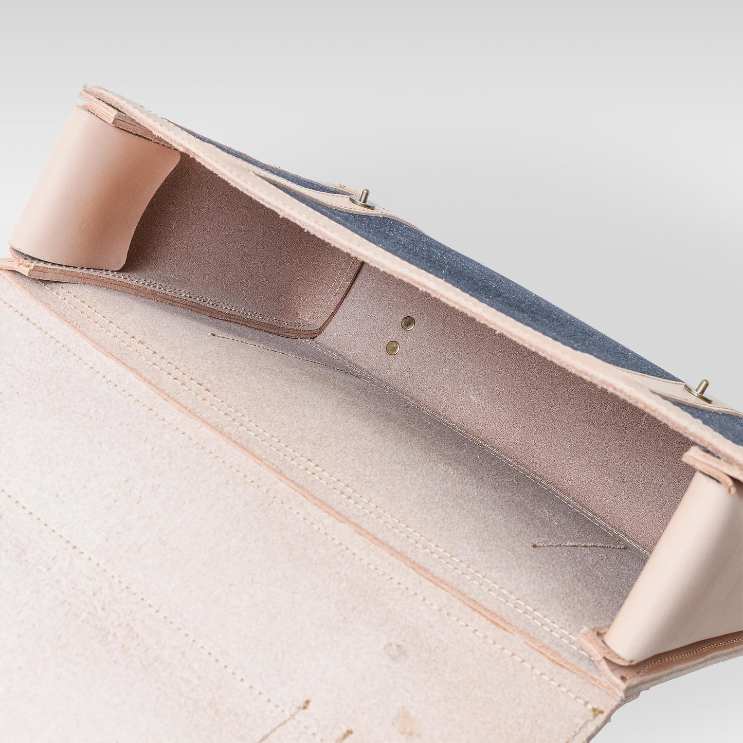 Roavan（ローバン） RASWING（ラスウィング） Horvia（ホルヴィア） 横型バックパック。栃木レザーと倉敷デニムを組み合わせた日本製レザーバッグ。A4サイズ対応で通勤やお出かけに最適。使うほどに艶を増し、革とデニムが育つ横型デザイン。