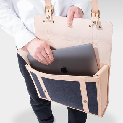 Roavan（ローバン） RASWING（ラスウィング） Horvia（ホルヴィア） 横型バックパック。栃木レザーと倉敷デニムを組み合わせた日本製レザーバッグ。A4サイズ対応で通勤やお出かけに最適。使うほどに艶を増し、革とデニムが育つ横型デザイン。