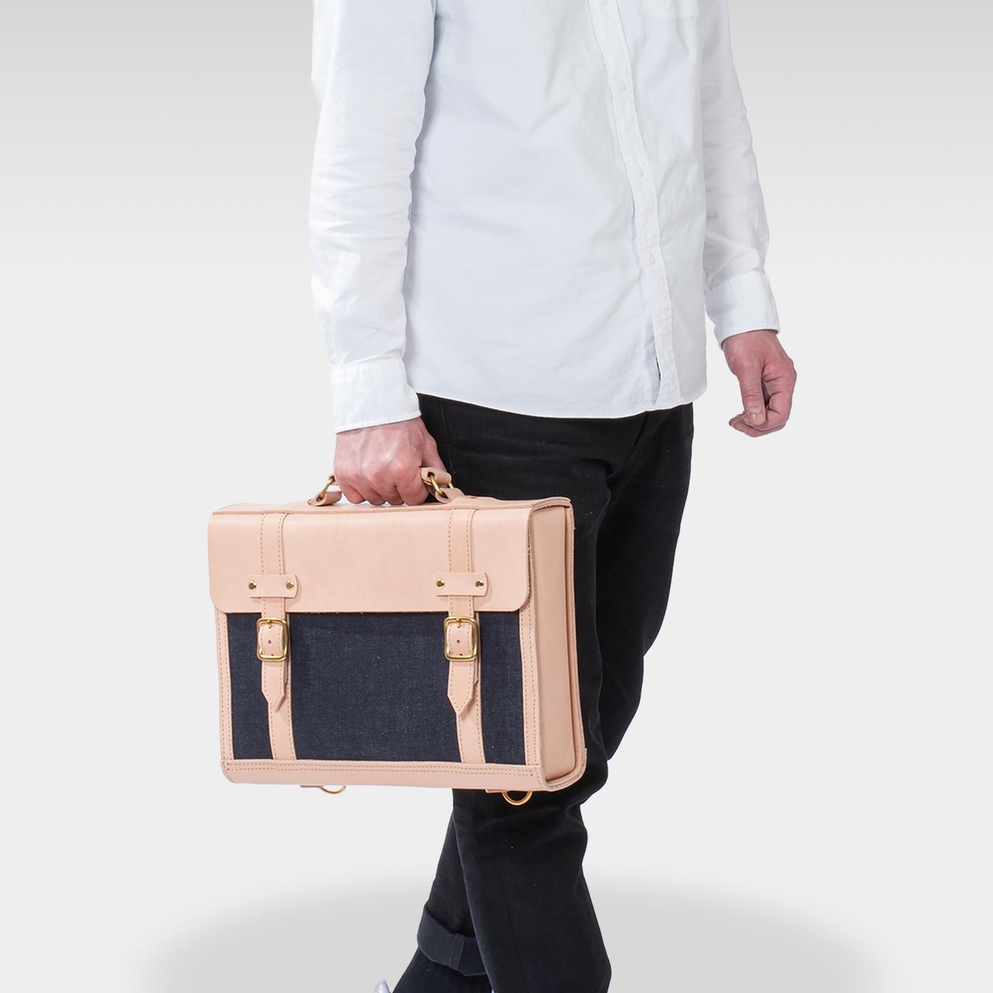 Roavan（ローバン） RASWING（ラスウィング） Horvia（ホルヴィア） 横型バックパック。栃木レザーと倉敷デニムを組み合わせた日本製レザーバッグ。A4サイズ対応で通勤やお出かけに最適。使うほどに艶を増し、革とデニムが育つ横型デザイン。