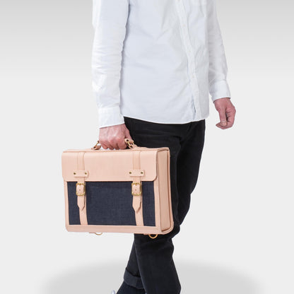 Roavan（ローバン） RASWING（ラスウィング） Horvia（ホルヴィア） 横型バックパック。栃木レザーと倉敷デニムを組み合わせた日本製レザーバッグ。A4サイズ対応で通勤やお出かけに最適。使うほどに艶を増し、革とデニムが育つ横型デザイン。