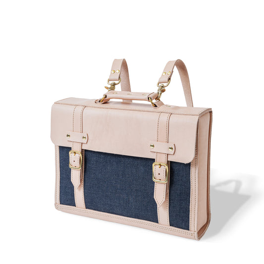 Roavan（ローバン） RASWING（ラスウィング） Horvia（ホルヴィア） 横型バックパック。栃木レザーと倉敷デニムを組み合わせた日本製レザーバッグ。A4サイズ対応で通勤やお出かけに最適。使うほどに艶を増し、革とデニムが育つ横型デザイン。