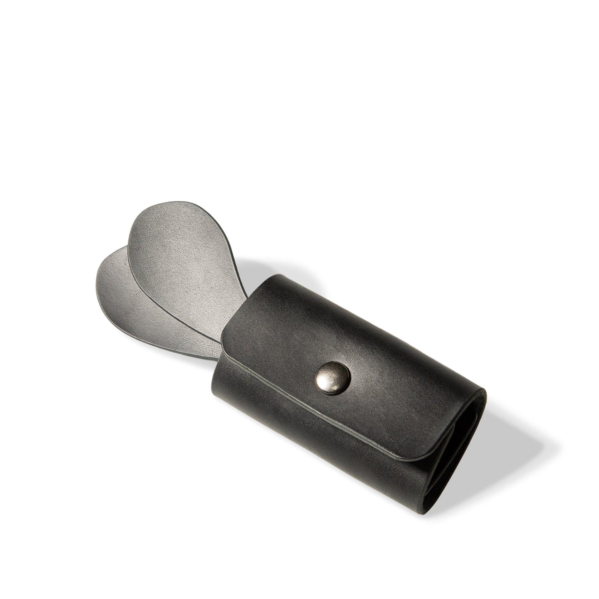 ROAVAN（ローバン） Gossipy Bunny（ゴシッピーバニー）の4連キーケース「Lapino（ラピーノ）」。日本製ブラックレザーと真鍮金具を使用し、ウサギの耳モチーフを備えた縦向きデザイン。本革の経年変化を楽しめる仕様。