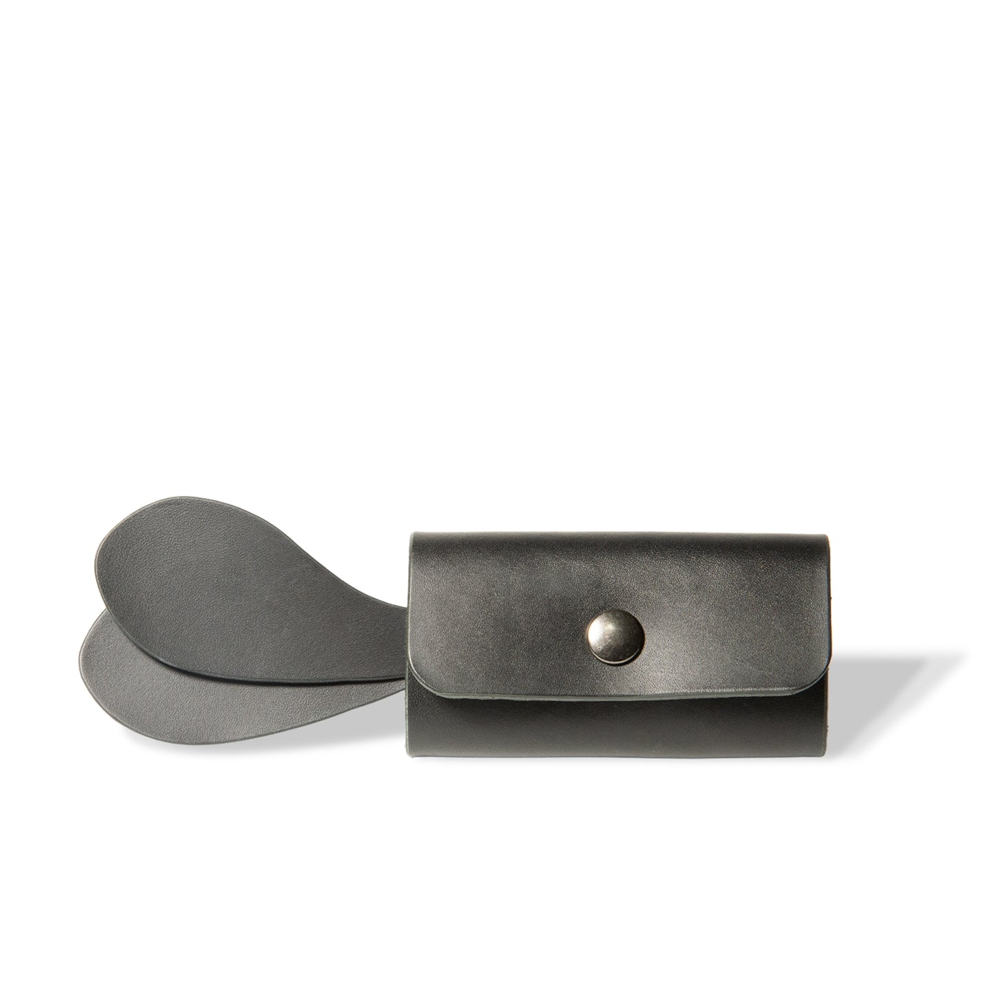 ROAVAN（ローバン） Gossipy Bunny（ゴシッピーバニー）の4連キーケース「Lapino（ラピーノ）」。日本製ブラックレザーと真鍮金具を使用し、ウサギの耳モチーフを備えた縦向きデザイン。本革の経年変化を楽しめる仕様。