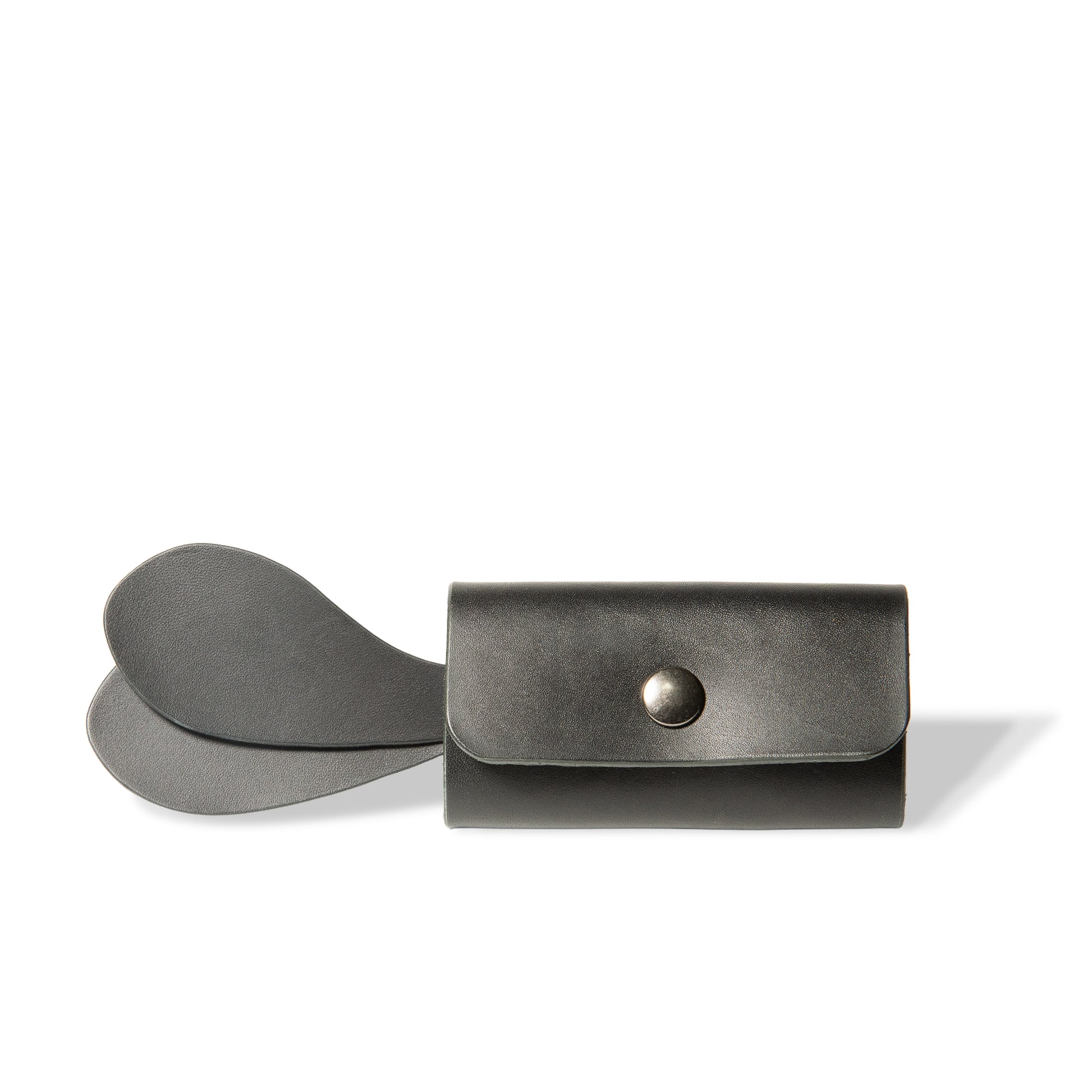 ROAVAN（ローバン） Gossipy Bunny（ゴシッピーバニー）の4連キーケース「Lapino（ラピーノ）」。日本製ブラックレザーと真鍮金具を使用し、ウサギの耳モチーフを備えた縦向きデザイン。本革の経年変化を楽しめる仕様。