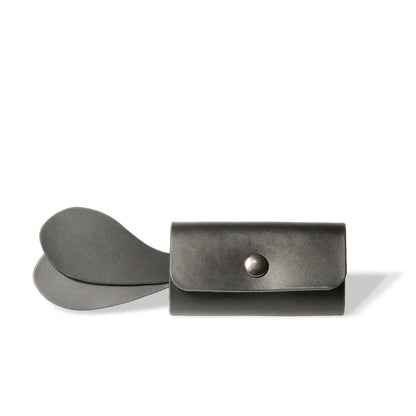 ROAVAN（ローバン） Gossipy Bunny（ゴシッピーバニー）の4連キーケース「Lapino（ラピーノ）」。日本製ブラックレザーと真鍮金具を使用し、ウサギの耳モチーフを備えた縦向きデザイン。本革の経年変化を楽しめる仕様。