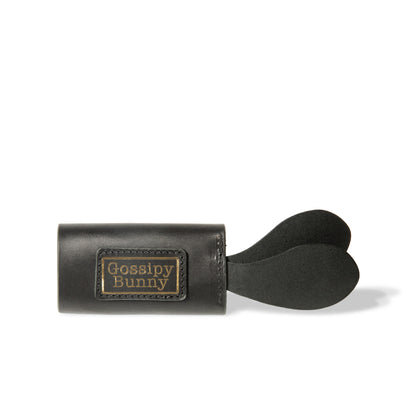 ROAVAN（ローバン） Gossipy Bunny（ゴシッピーバニー）の4連キーケース「Lapino（ラピーノ）」。日本製ブラックレザーと真鍮金具を使用し、ウサギの耳モチーフを備えた縦向きデザイン。本革の経年変化を楽しめる仕様。