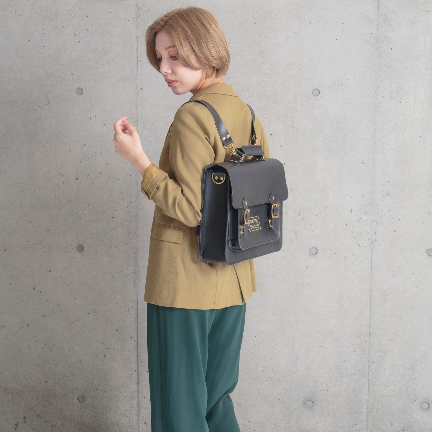 Roavan（ローバン） Gossipy Bunny（ゴシッピーバニー） HEX CODE（ヘックスコード） 本革レザーリュック。英国風クラシックとデジタル感性を融合したデザイン。A4収納対応、堅牢な日本製ブラックレザーと真鍮パーツを使用。使い込むほどに艶が増すエイジングが楽しめるレザーバッグ。