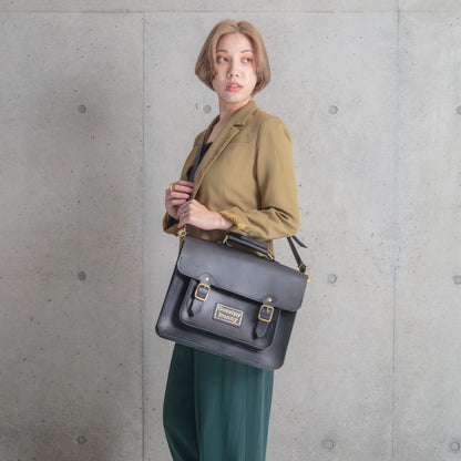 Roavan（ローバン） Gossipy Bunny（ゴシッピーバニー） HEX CODE（ヘックスコード） 本革サッチェルバッグ。クラシックな英国風デザインに、デジタル時代を象徴するモダンな感性を融合。ブラックレザーと真鍮パーツが輝く、通勤・通学・日常使いに適した日本製レザーバッグ。