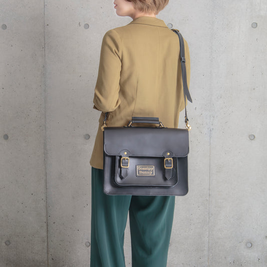 Roavan（ローバン） Gossipy Bunny（ゴシッピーバニー） HEX CODE（ヘックスコード） 本革サッチェルバッグ。クラシックな英国風デザインに、デジタル時代を象徴するモダンな感性を融合。ブラックレザーと真鍮パーツが輝く、通勤・通学・日常使いに適した日本製レザーバッグ。
