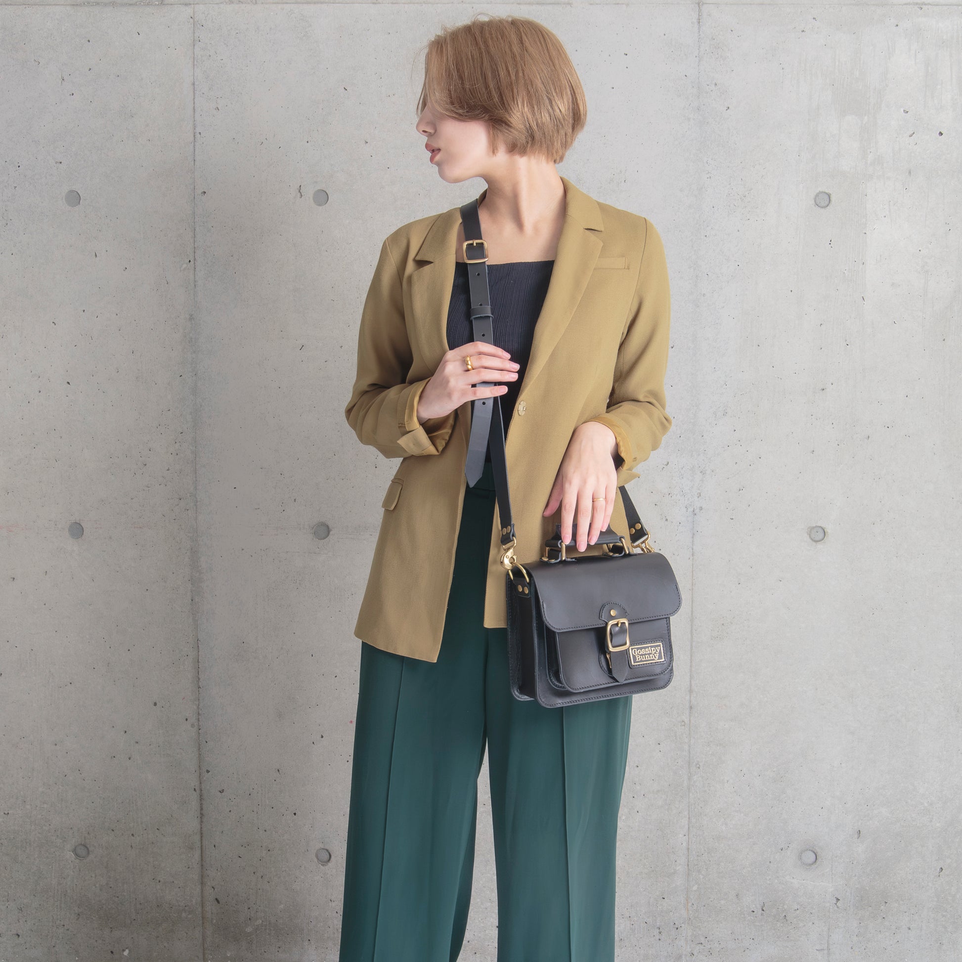 Roavan（ローバン） Gossipy Bunny（ゴシッピーバニー） Shinovy（シノヴィ） ミニサッチェルバッグ。国産牛革と真鍮パーツを使用し、軽くて上品な2way仕様の本革バッグ。普段使いからお出かけまで対応し、使うほどに味わいが深まるエイジングを楽しめます。