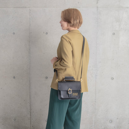 Roavan（ローバン） Gossipy Bunny（ゴシッピーバニー） Shinovy（シノヴィ） ミニサッチェルバッグ。国産牛革と真鍮パーツを使用し、軽くて上品な2way仕様の本革バッグ。普段使いからお出かけまで対応し、使うほどに味わいが深まるエイジングを楽しめます。