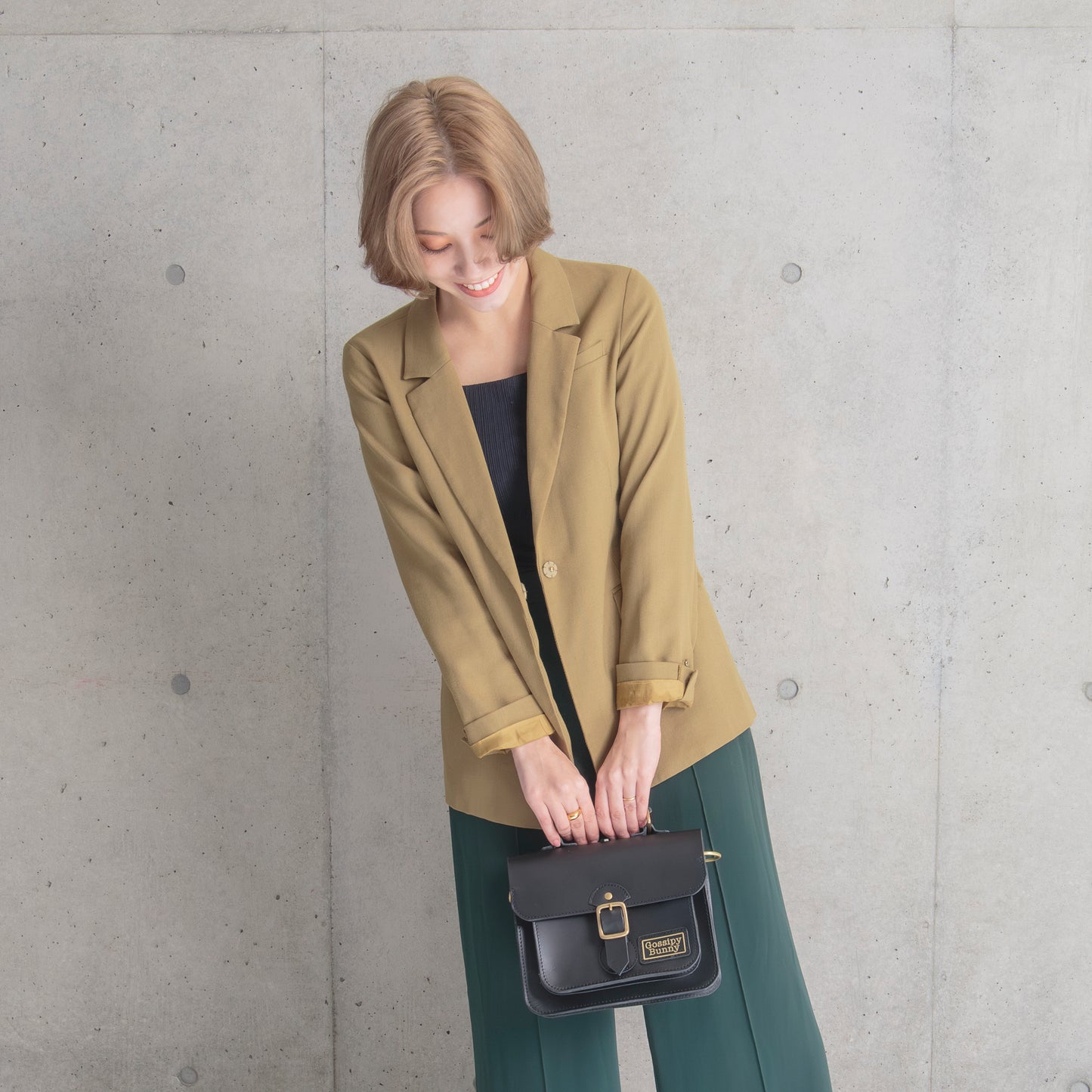 Roavan（ローバン） Gossipy Bunny（ゴシッピーバニー） Shinovy（シノヴィ） ミニサッチェルバッグ。国産牛革と真鍮パーツを使用し、軽くて上品な2way仕様の本革バッグ。普段使いからお出かけまで対応し、使うほどに味わいが深まるエイジングを楽しめます。