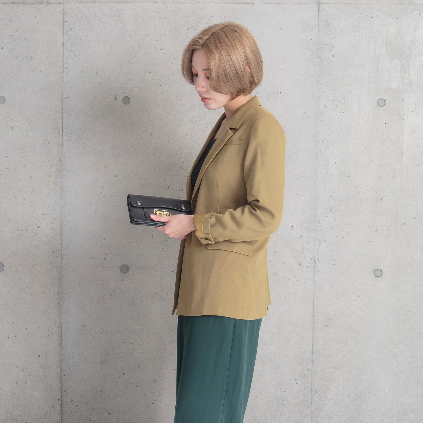 Roavan（ローバン） Gossipy Bunny（ゴシッピーバニー） Sodane（ソダネ） 長財布。国産ブラックレザーを使用し、スリムながら収納力に優れた本革ウォレット。カードやお札を整理しやすく、使うほどに艶が増すエイジングを楽しめる日本製レザーアイテム。