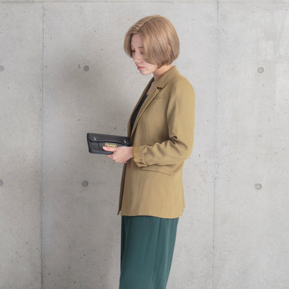 Roavan（ローバン） Gossipy Bunny（ゴシッピーバニー） Sodane（ソダネ） 長財布。国産ブラックレザーを使用し、スリムながら収納力に優れた本革ウォレット。カードやお札を整理しやすく、使うほどに艶が増すエイジングを楽しめる日本製レザーアイテム。