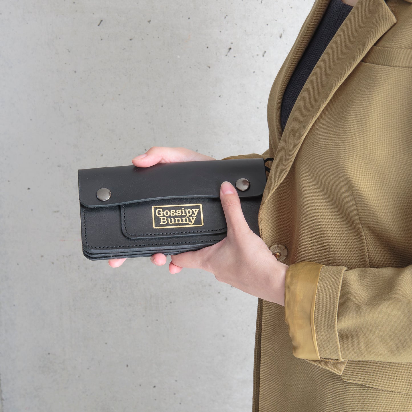Roavan（ローバン） Gossipy Bunny（ゴシッピーバニー） Sodane（ソダネ） 長財布。国産ブラックレザーを使用し、スリムながら収納力に優れた本革ウォレット。カードやお札を整理しやすく、使うほどに艶が増すエイジングを楽しめる日本製レザーアイテム。