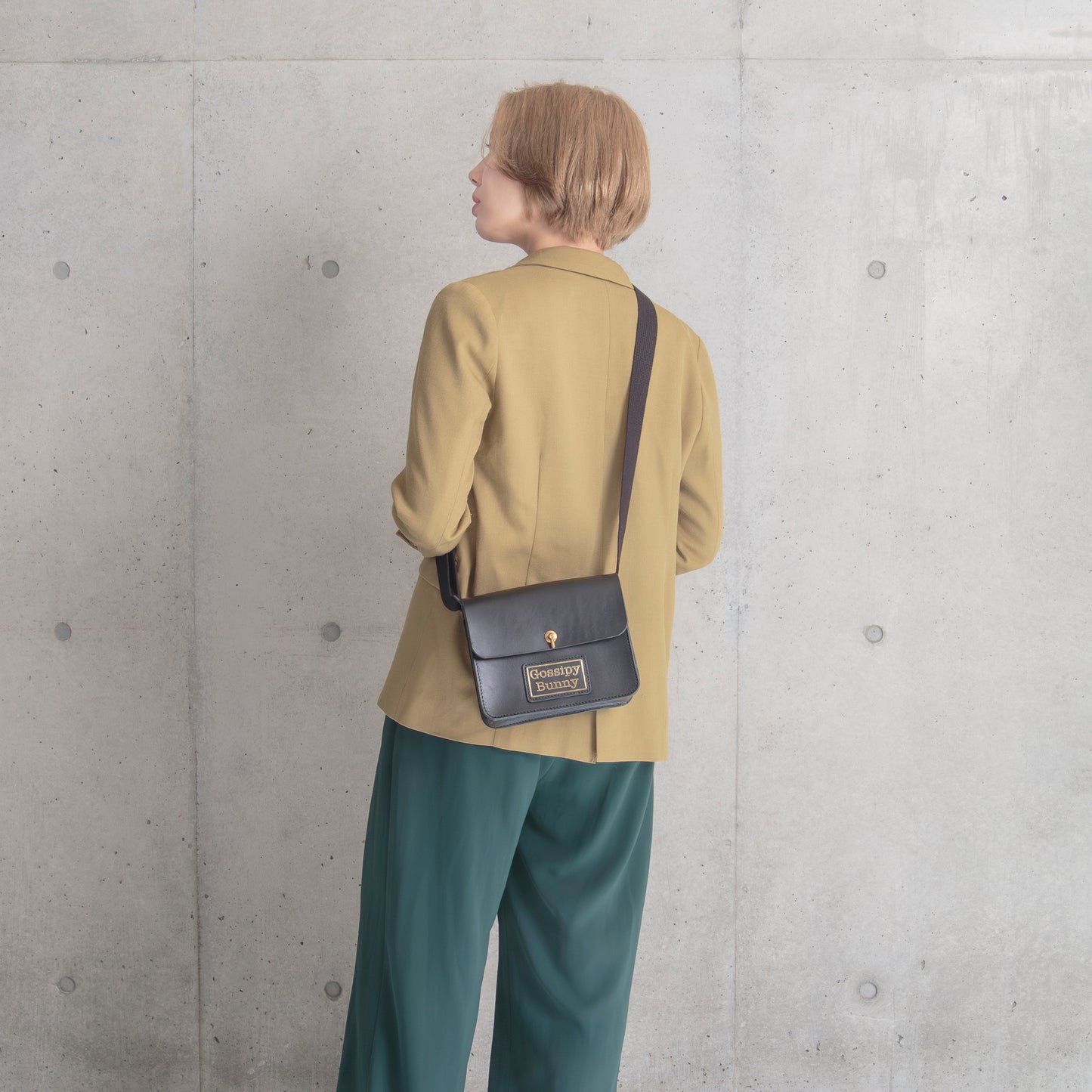 Roavan（ローバン） Gossipy Bunny（ゴシッピーバニー） Toy Box（トイボックス） 本革ショルダーバッグ。ブラックレザーと真鍮パーツを使用し、軽量で使いやすいボックス型デザイン。日常使いから旅行まで活躍する日本製レザーバッグ。